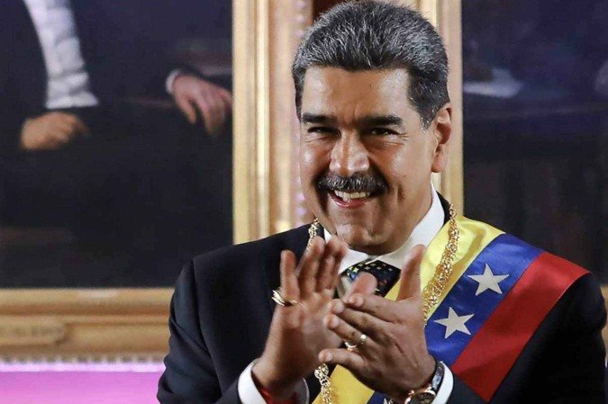 Maduro assume novo mandato em meio a controvérsia, protestos e isolamento internacional