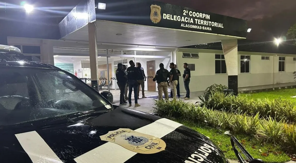 Homem é preso em Feira de Santana ao tentar registrar boletim de ocorrência e descobrir mandado de prisão
