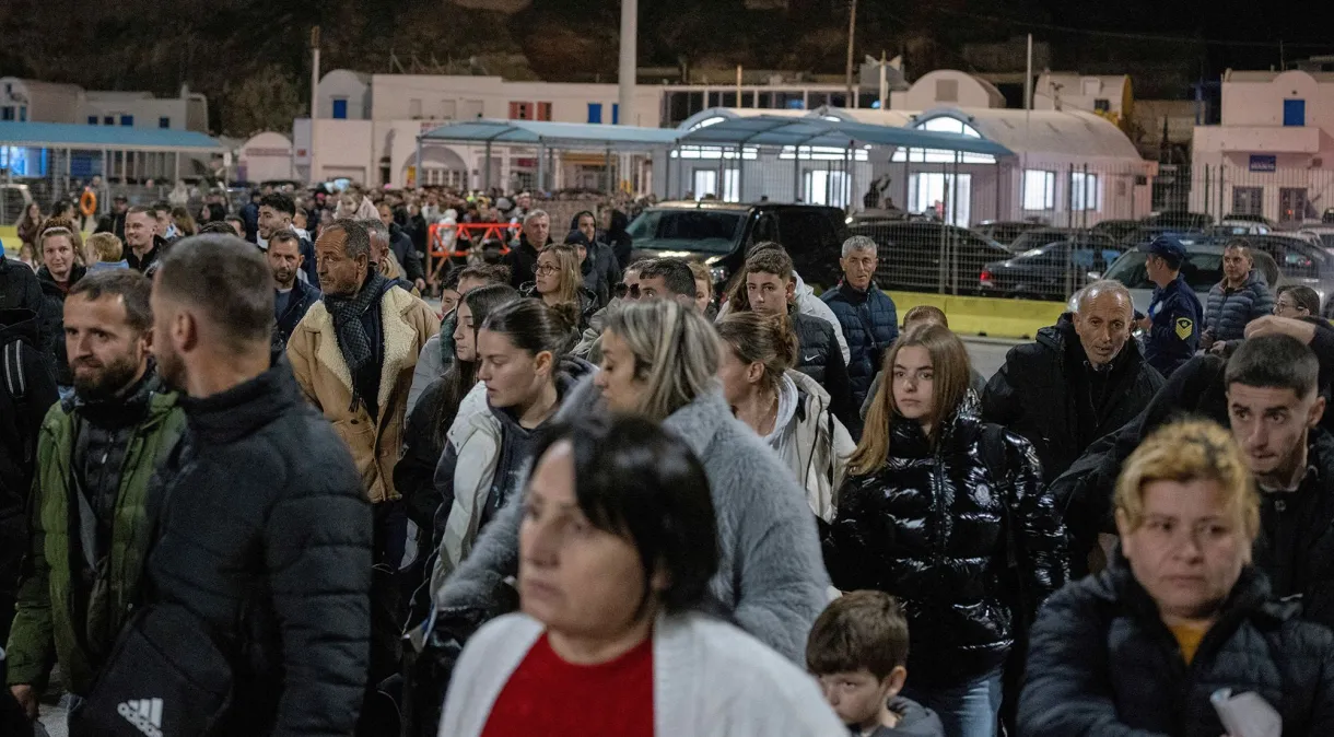 Terremotos em Santorini forçam evacuação em massa de moradores e turistas