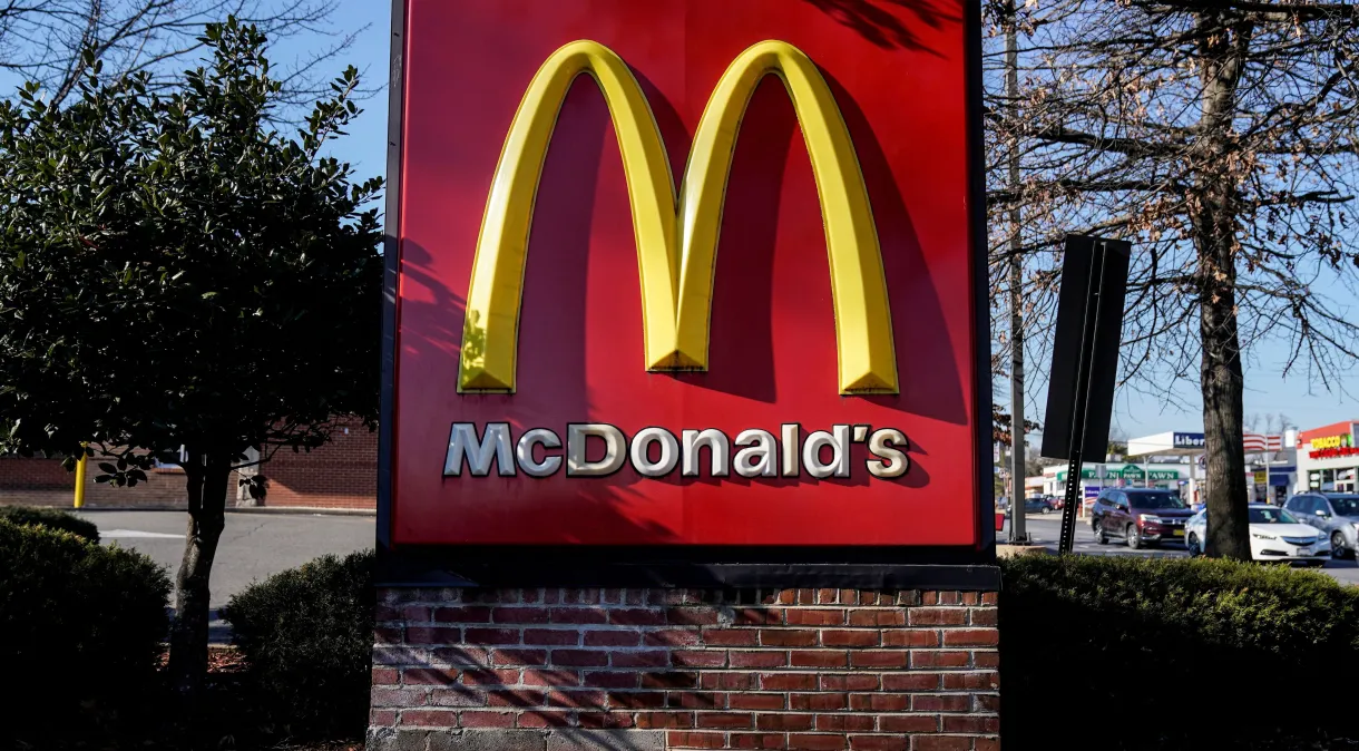 McDonald’s enfrenta queda nas vendas e lucros após surto de E. coli, mas busca recuperação com novo cardápio