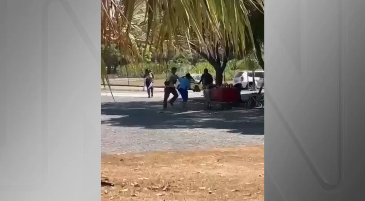 Briga entre ambulantes no Rio termina em facada e perseguição; cena é registrada em vídeo!