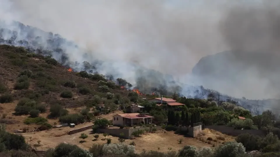 Incêndio avança perto de Atenas: casas evacuadas e fumaça toma os céus da Grécia