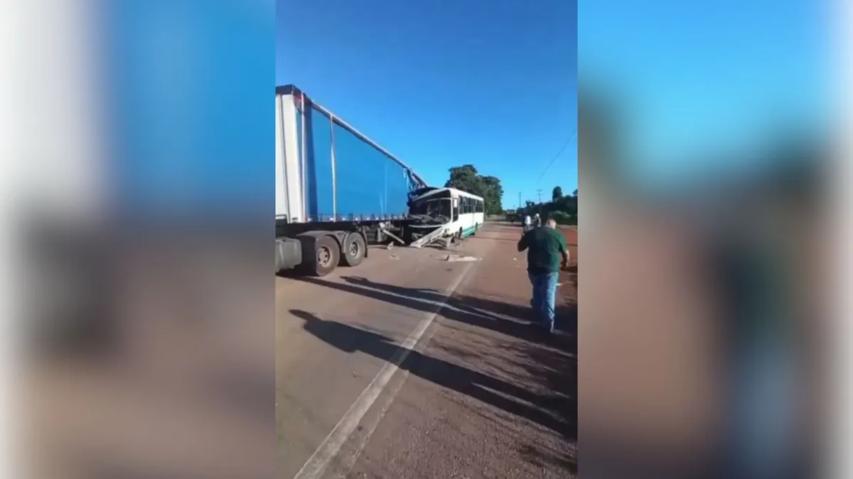 Colisão entre ônibus escolar e caminhão fere estudantes no Pará