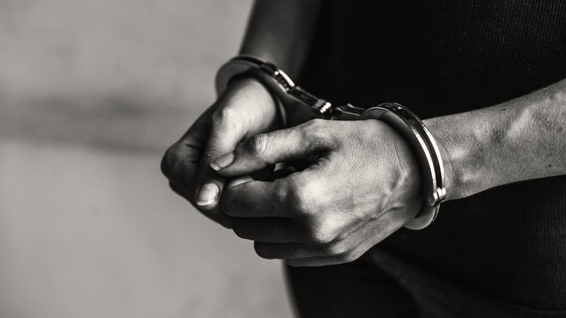 Solto há dois dias, homem mata companheira e atira na filha de 1 ano na Paraíba