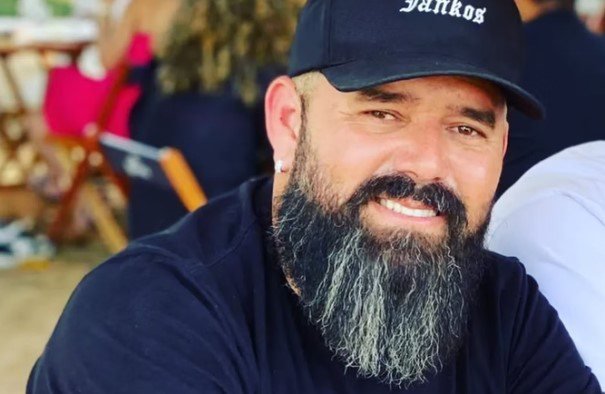 Cantor de Forró Gisley Ribeiro Morre aos 42 Anos Após Mal Súbito Durante Show na Bahia