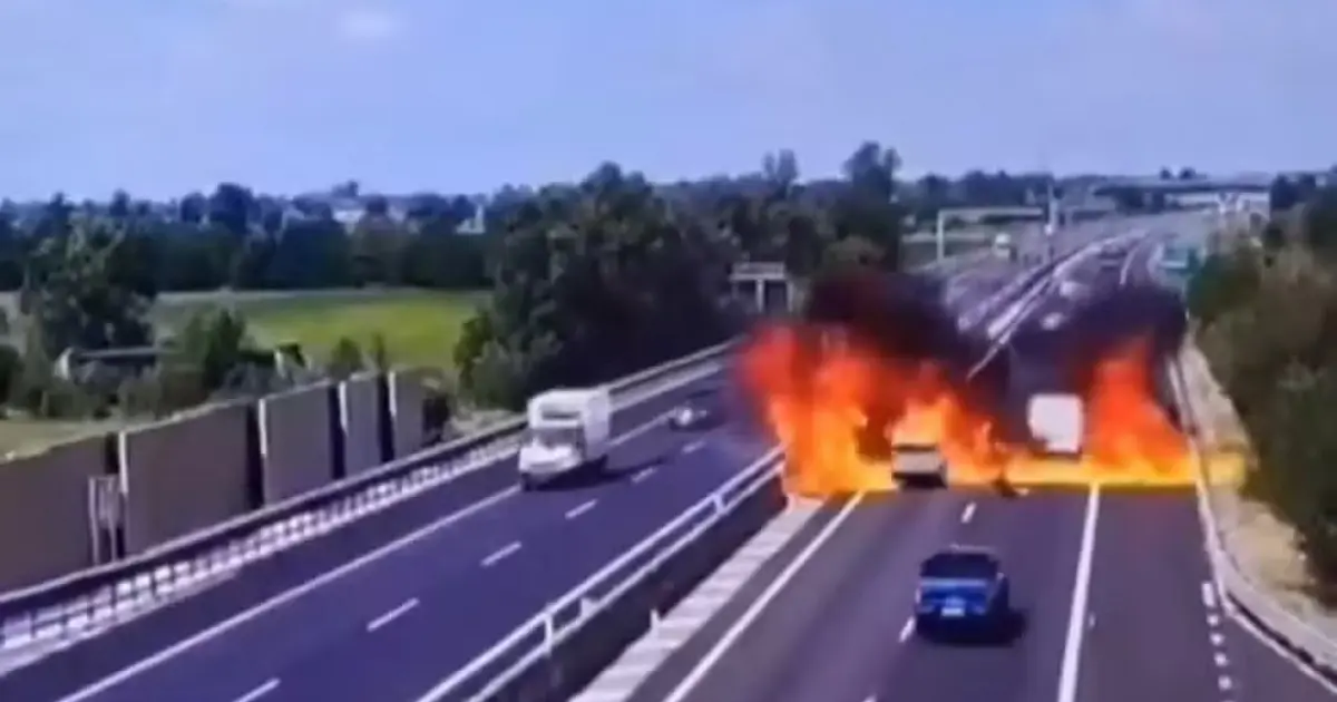 Queda de ultraleve em rodovia italiana mata casal e causa explosão
