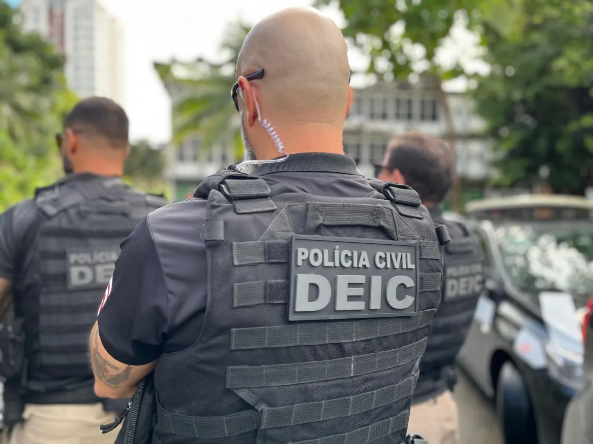 Suspeito de furtar mais de R$ 200 mil em joias e dólares de condomínios de luxo em Feira de Santana é identificado pela polícia
