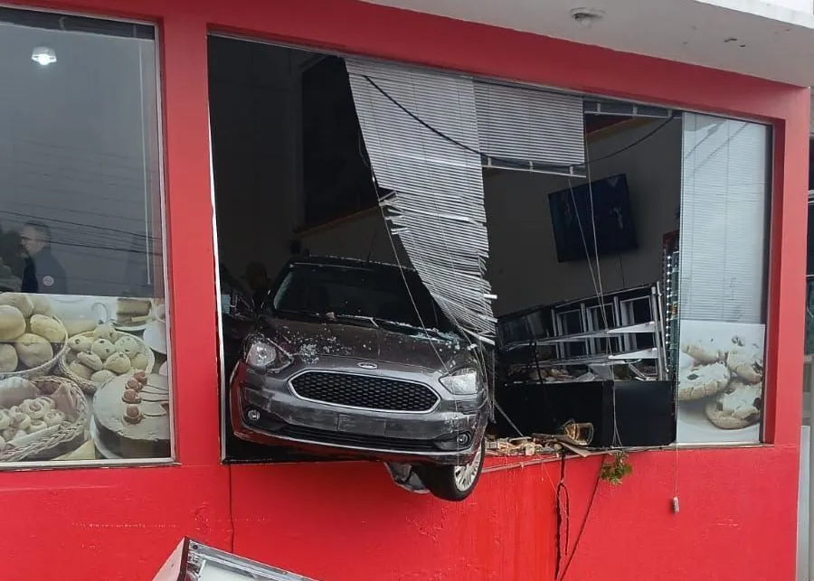 Carro desgovernado invade padaria em Ijuí e deixa três feridos; motorista tem 88 anos