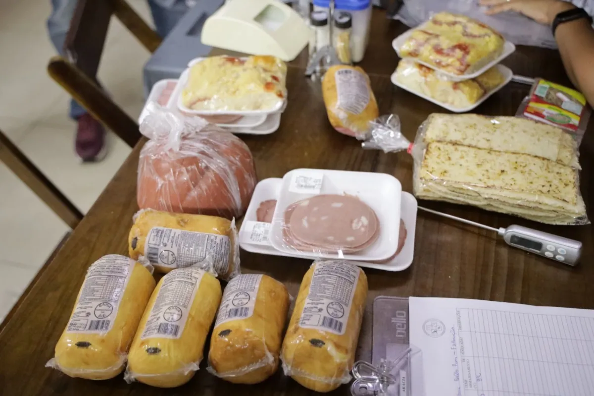 Delicatessens de luxo são alvo de operação por vender alimentos vencidos e fraudados em Salvador