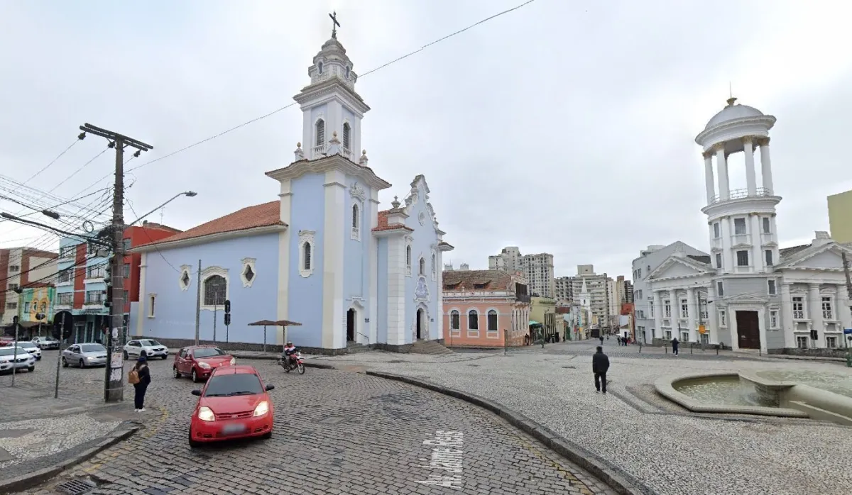 Homem com tornozeleira é perseguido e morto a tiros por possível acerto do tráfico em Curitiba