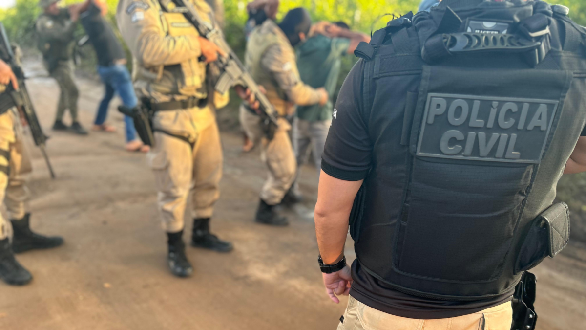 Polícia prende 8 faccionados e apreende arsenal de guerra em operação no Extremo Sul da Bahia