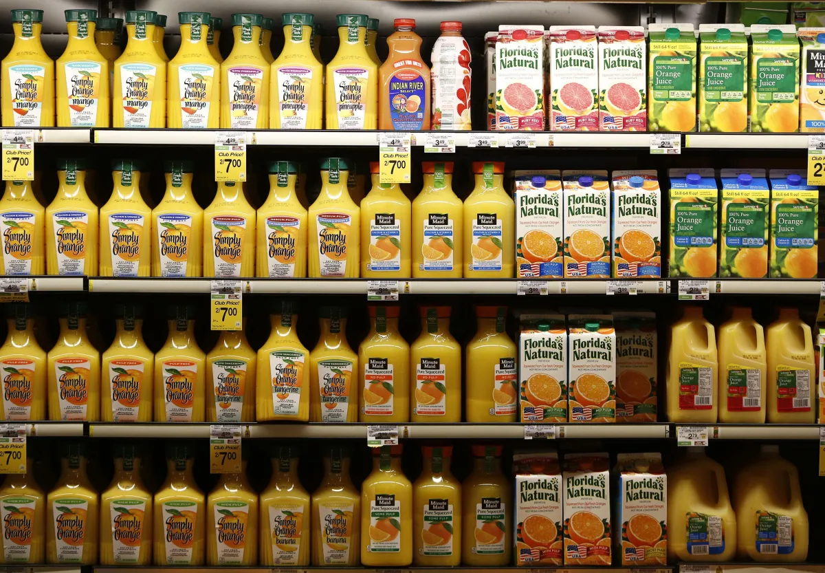 Tarifaço de Trump ameaça setor de suco brasileiro com prejuízo bilionário e colapso nas exportações
