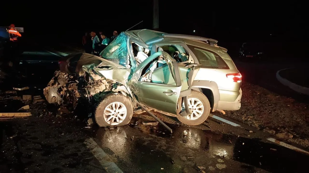 Acidente com carro, moto e van mata oito pessoas na BR-146