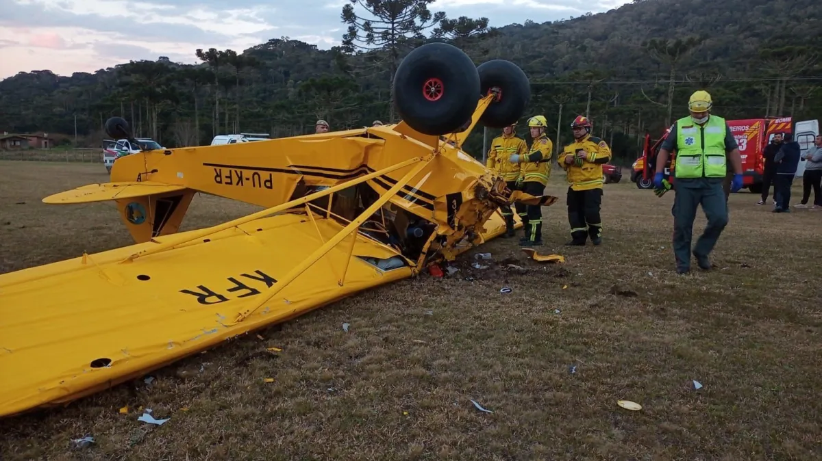 Avião cai e deixa homem morto e mulher gravemente ferida em Santa Catarina