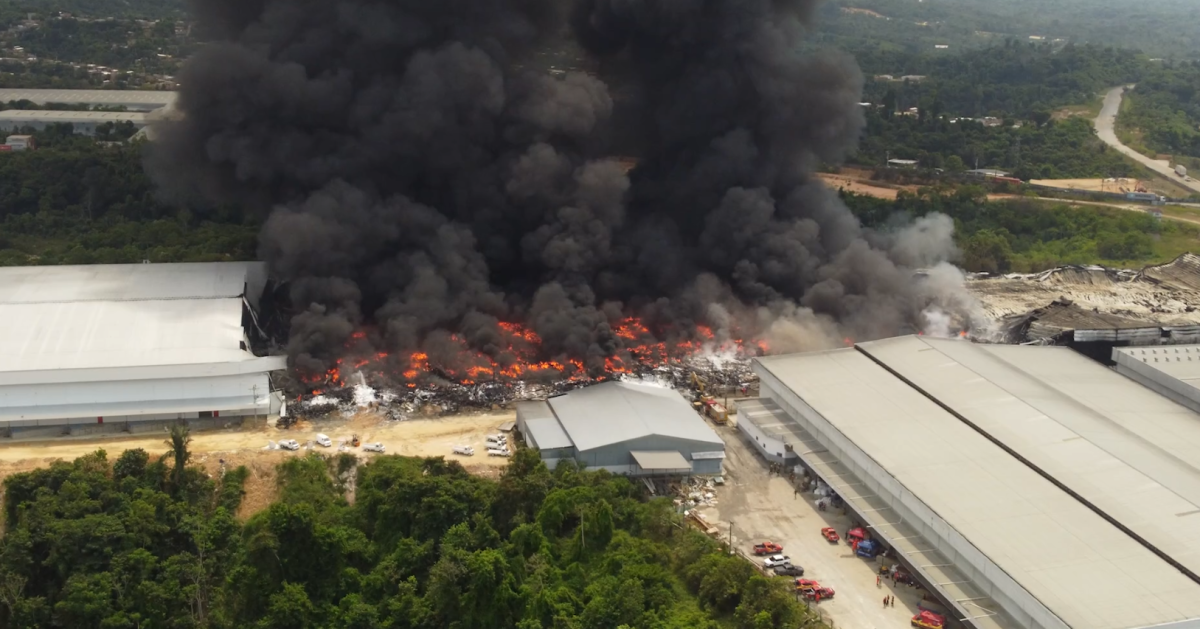 Incêndio de grandes proporções atinge Zona Franca de Manaus e mobiliza 148 bombeiros