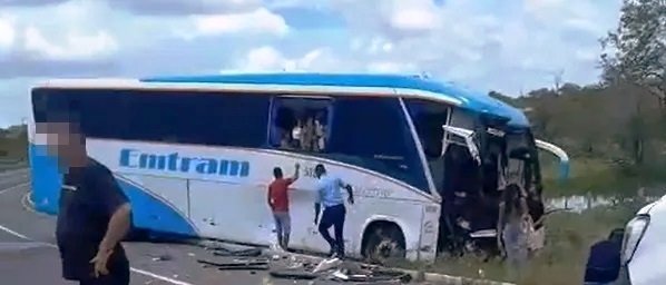 Colisão entre caminhão baú e ônibus deixa dois mortos e vários feridos na região de Feira de Santana