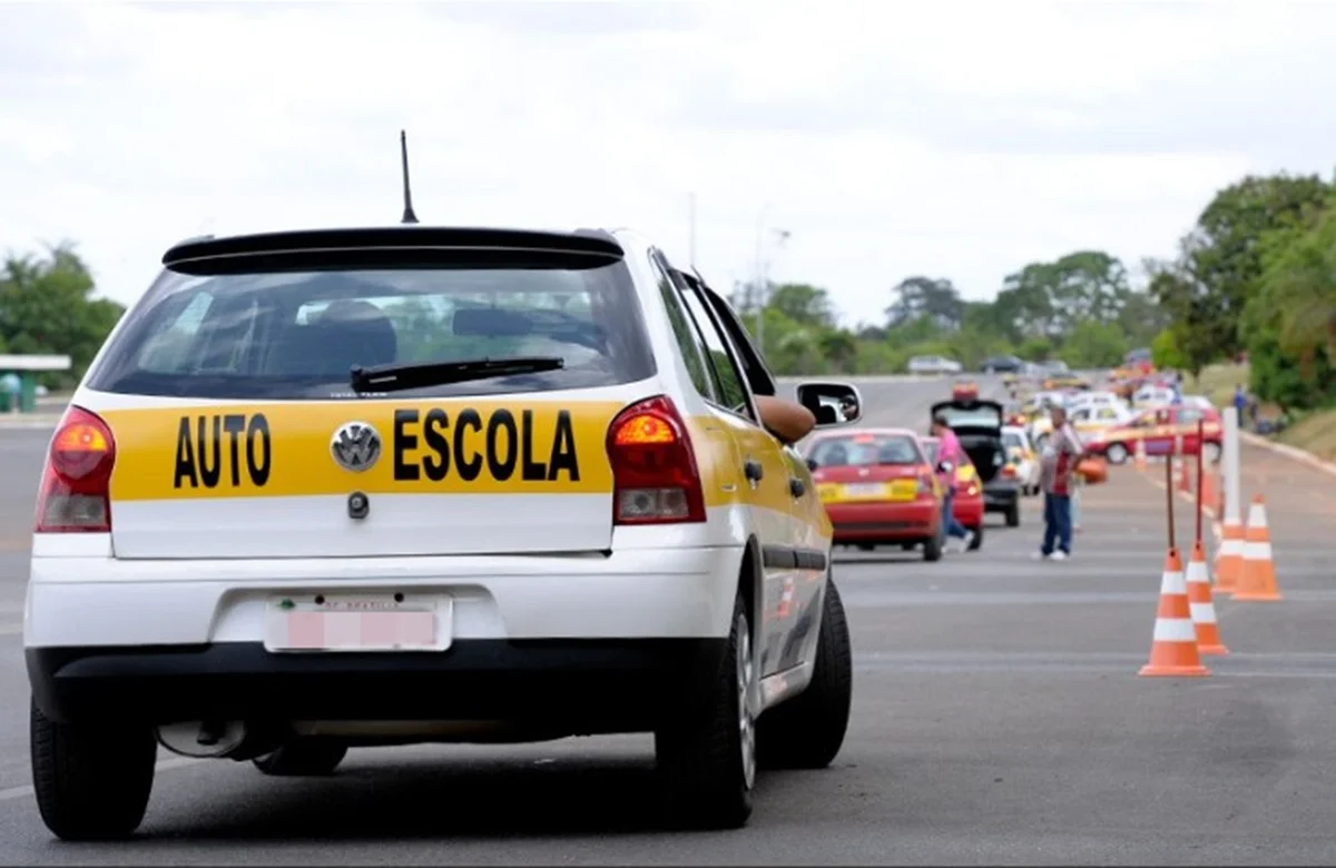 Contran aprova mudança de regras da CNH e acaba com obrigação de aulas em autoescolas no Brasil