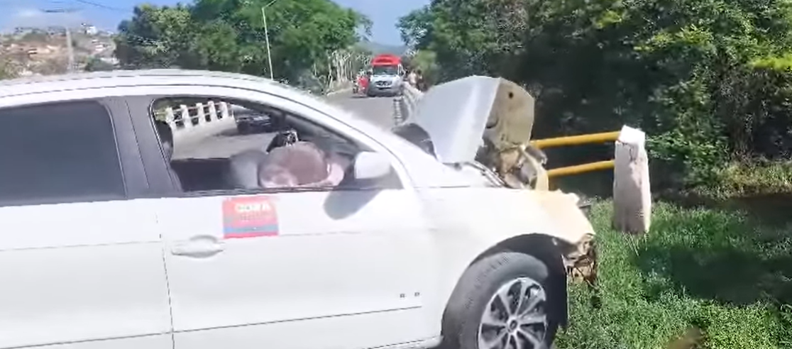 Carro de aplicativo colide com ponte no bairro Inocoop, em Jacobina.