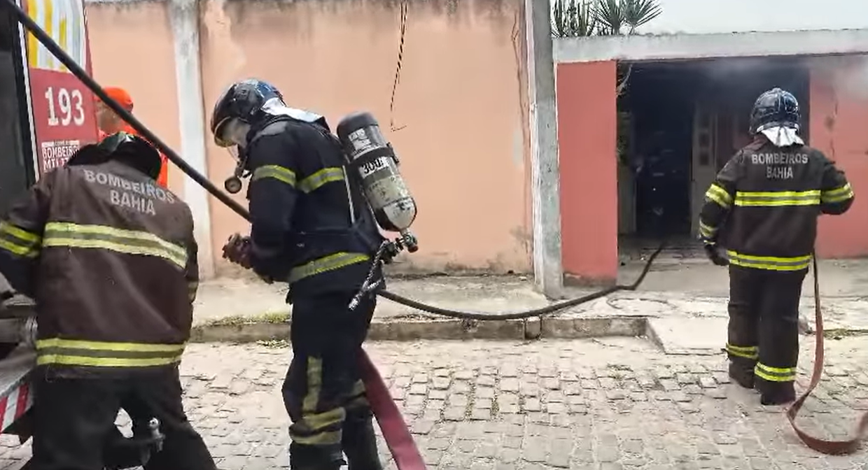 Jacobina: Residência pega fogo no bairro da Lagoinha.