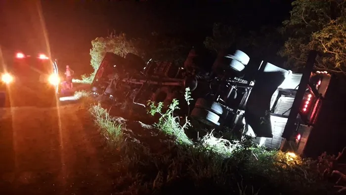 Carreta carregada de frutas tomba e deixa três feridos na BR 324