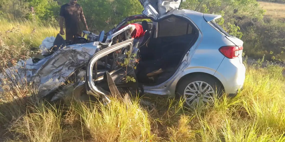 Colisão frontal entre carro e carreta deixa homem morto e uma mulher ferida na BR-116 Norte