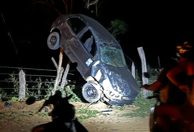 Carro se envolve em colisão e fica em posição vertical nas imediações do povoado da Cigana, no município de Piritiba-BA