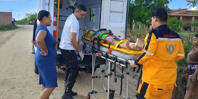 Adolescente tem fratura exposta após acidente de moto em povoado; irmão também se fere