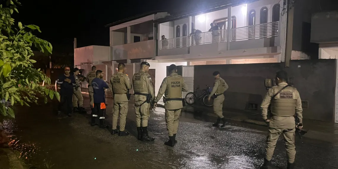 Momentos de tensão: homem em surto psicótico, com uma faca, ameaçava uma criança e uma idosa