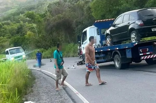 Colisão entre motocicleta e caminhão deixa casal morto na BA-084