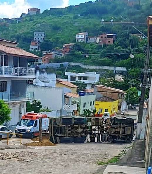Jacobina: Caçamba tomba ao vasculhar carga no bairro do Leader