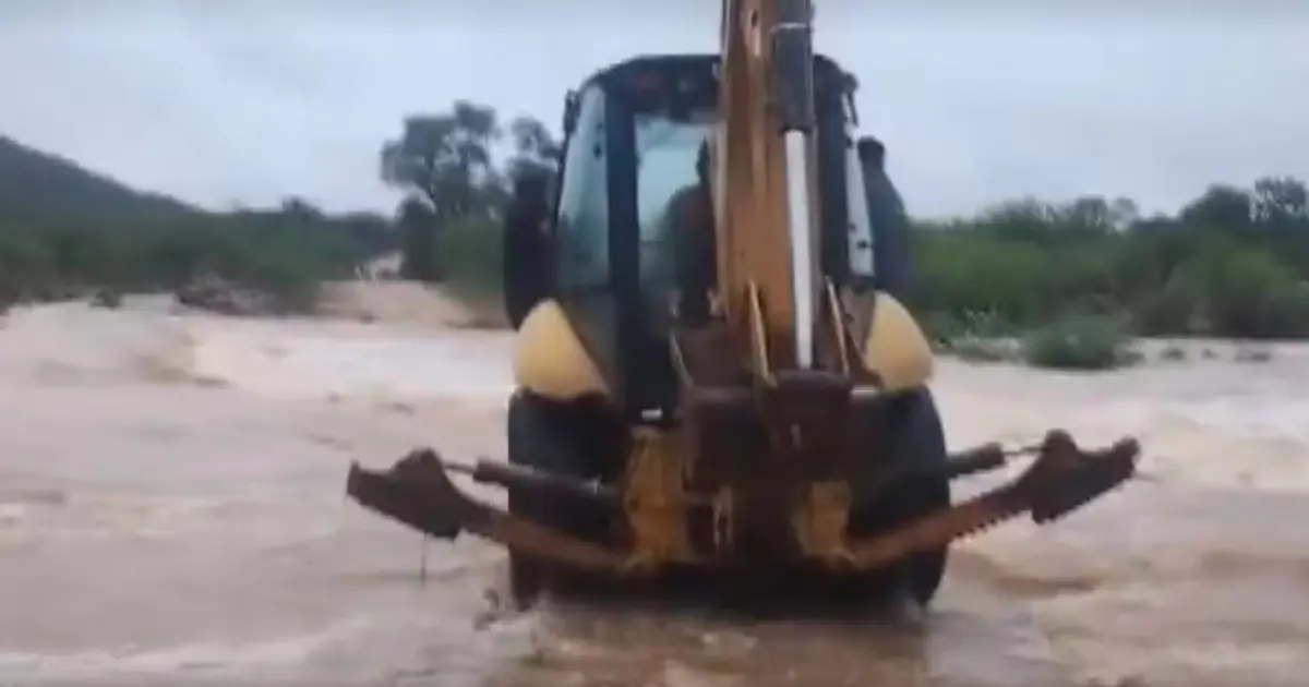 Durante temporal, mulher usa retroescavadeira para atravessar rio e ir até hospital para passar por hemodiálise