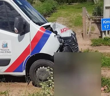 Colisão com ambulância de Várzea do Poço na BA-417 deixa uma vítima fatal
