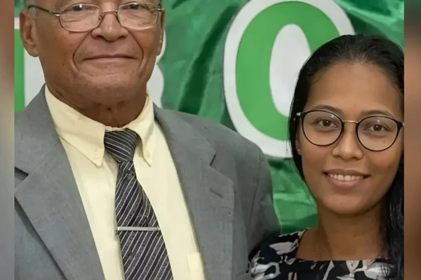 Homem de 67 anos mata esposa, de 27, com facada nas costas dentro de casa