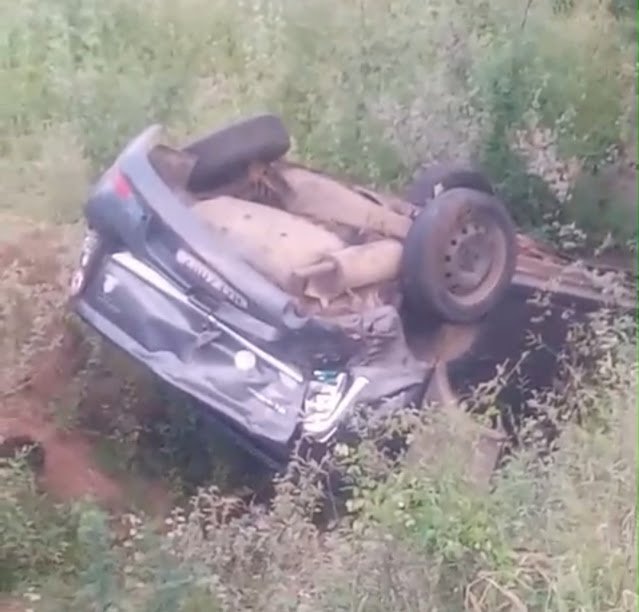 Carro capota nas proximidades do povoado de Poço do Quilombo, em Várzea da Roça (BA)