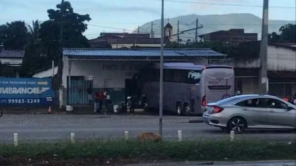 Ônibus invade rodoviária no sudoeste da Bahia e deixa pelo menos dois mortos