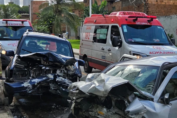 Colisão entre carros mata idosa e deixa dois feridos em Salvador