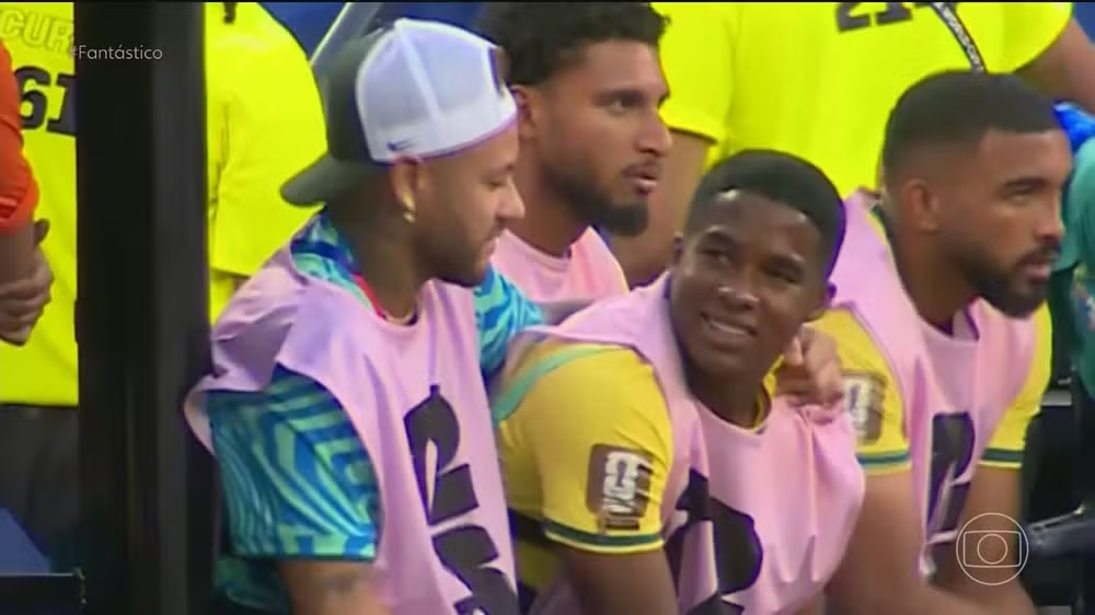‘Se eu pudesse, eu entrava’: Endrick desabafa com Neymar durante estreia do Brasil na Copa