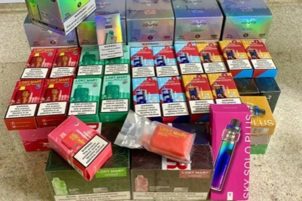 Aluno é obrigado a ficar nu por suspeita de portar cigarro eletrônico em escola