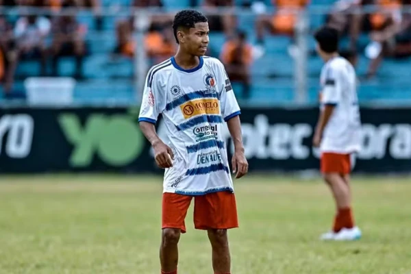 Jogador de futebol de 16 anos: adolescente morre em acidente grave na Bahia