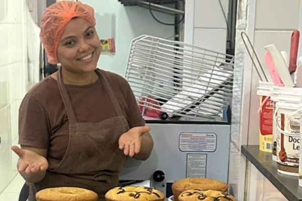 Ex-funcionária de atacadão aprende a fazer bolo pela internet, abre confeitaria e chega a quase R$ 2 milhões em faturamento
