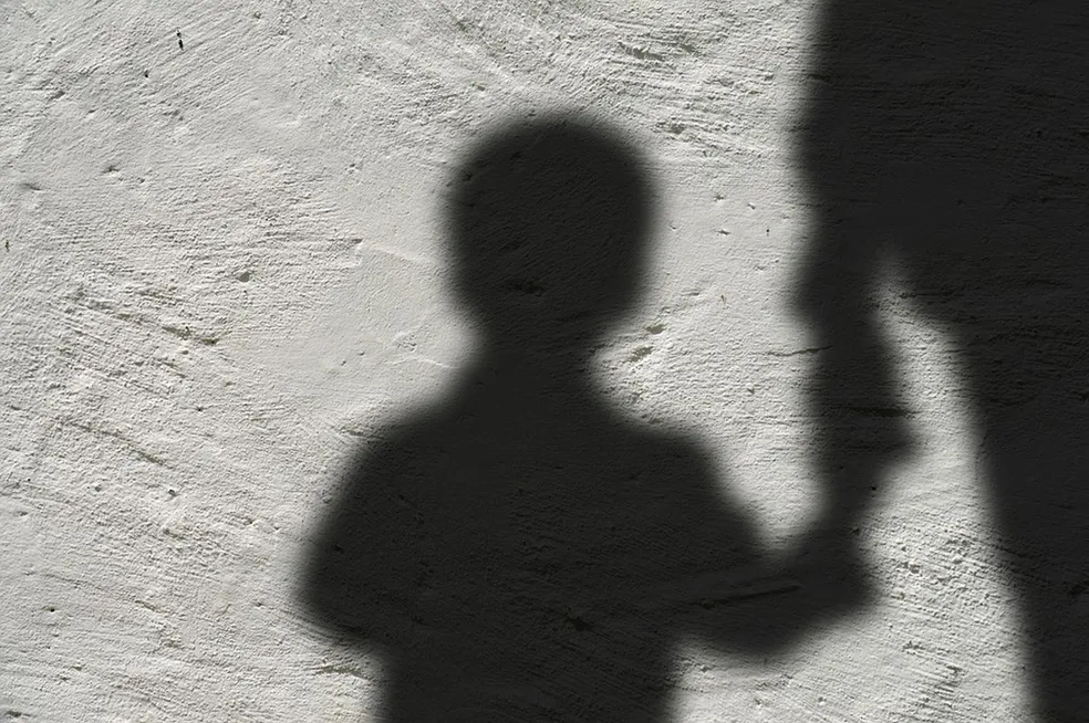 Homem é preso suspeito de atrair crianças com doces e brinquedos para cometer abusos na Bahia
