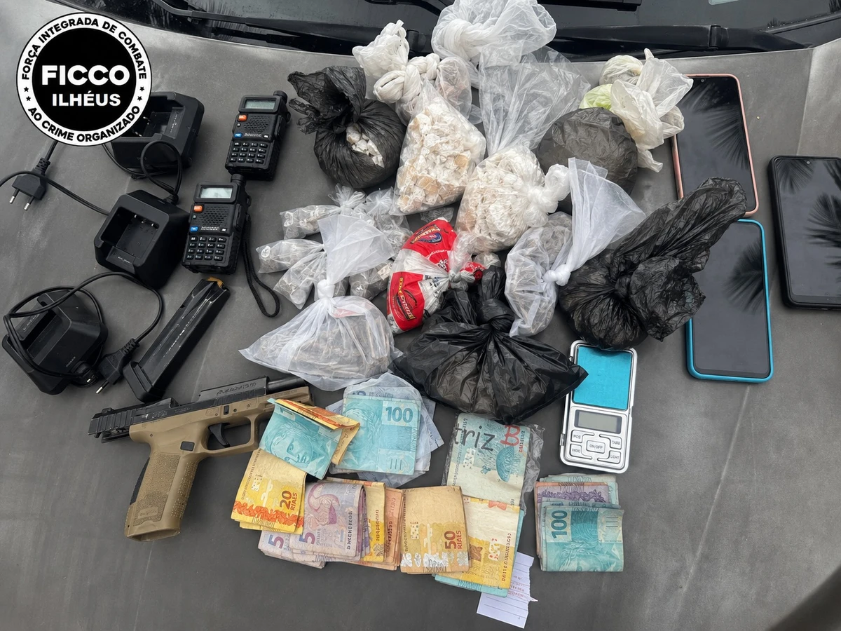 Operação mira facção criminosa e apreende arma, drogas e dinheiro na Bahia