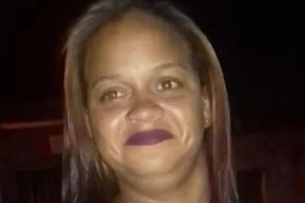 Mulher é eletrocutada ao tocar em tomada enquanto estava molhada