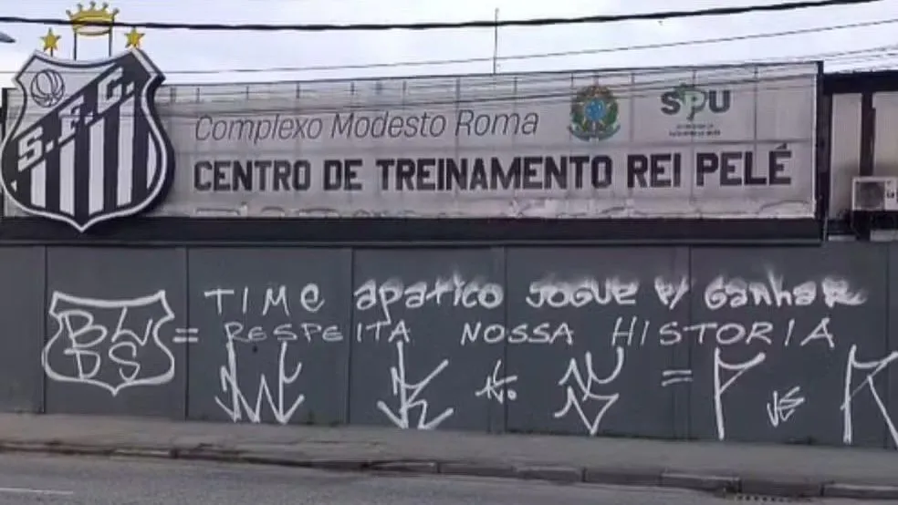 Torcida do Santos protesta após goleada para o Palmeiras e picha muro do CT Rei Pelé