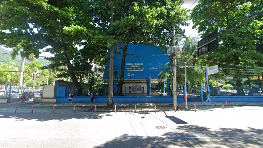 Adolescente esfaqueia professor durante aula em escola no Rio e é apreendido