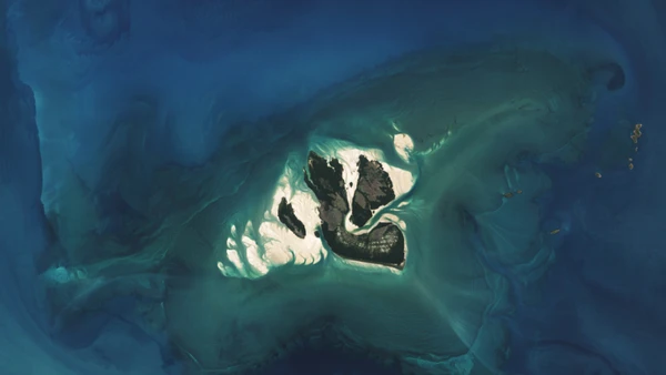 Recife de 400 km² surge do oceano por poucas horas, abre piscina natural e forma cachoeiras diante de turistas