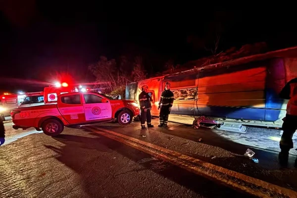 Ônibus de excursão tomba em rodovia, deixa três mortos e 44 feridos