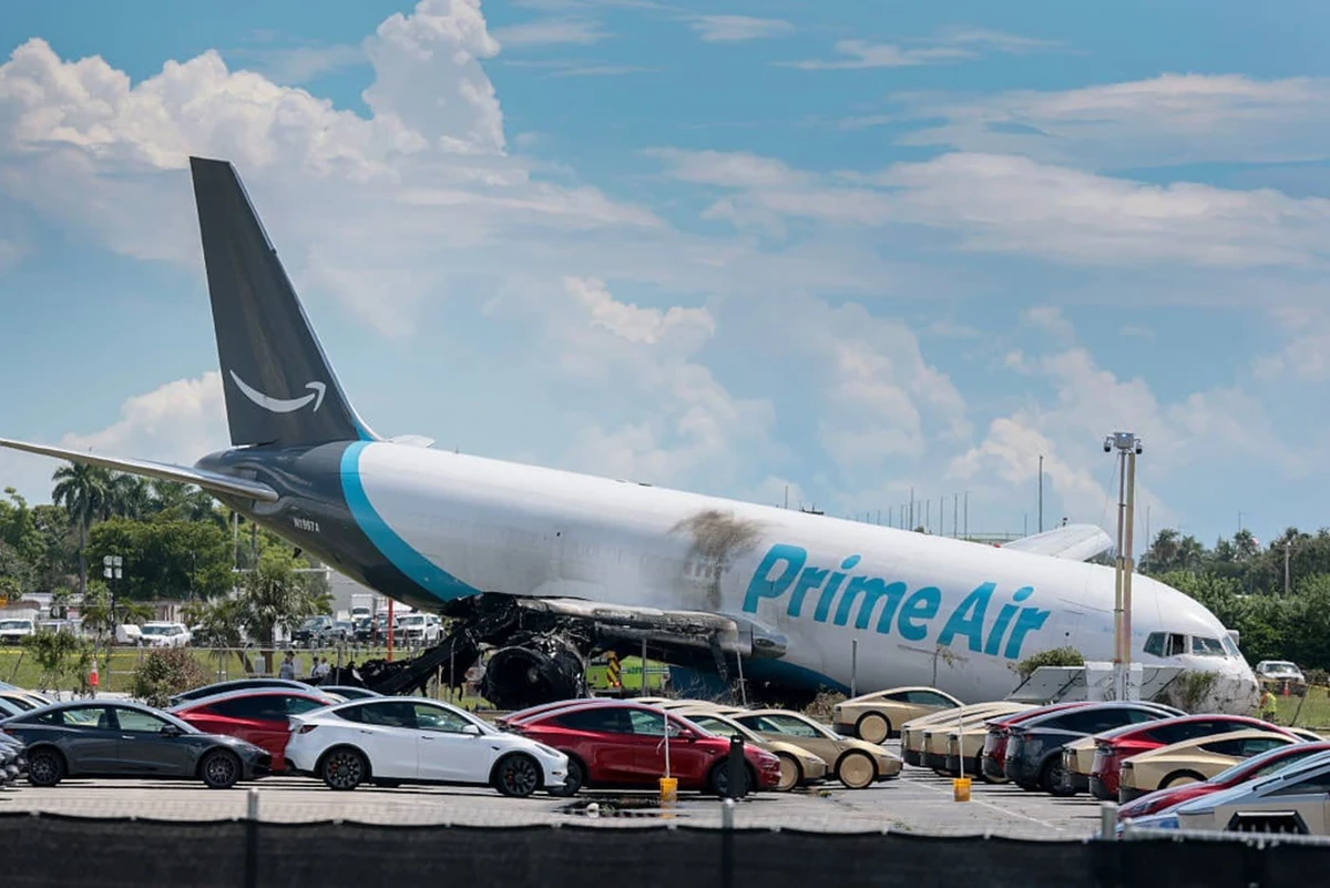 Avião da Amazon sai da pista, atinge dois carros e cinco pessoas morrem em Aeroporto de Miami