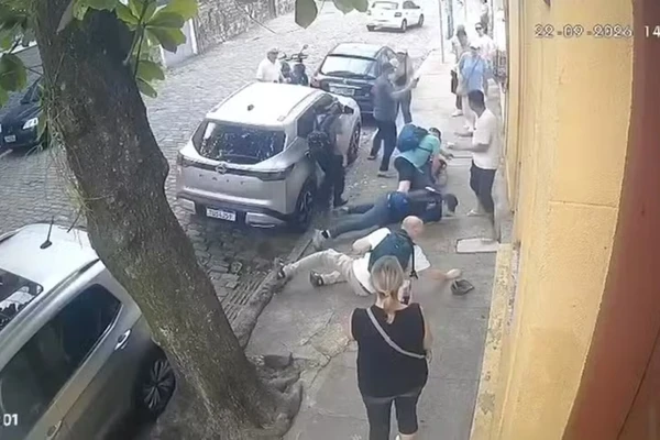 Turista alemão reage a assalto, cai e fere a cabeça após confronto físico com criminoso no Rio