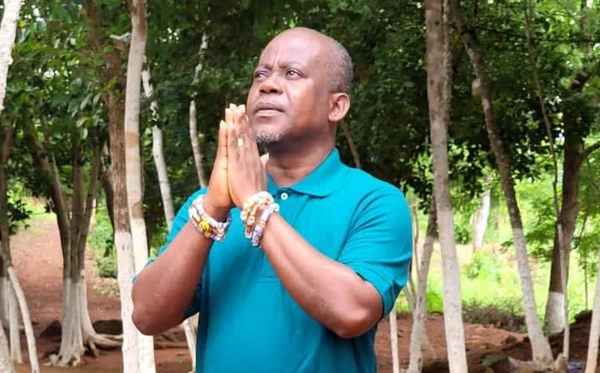 Pastor causa polêmica nas redes sociais ao usar salto alto para pregar em cultos
